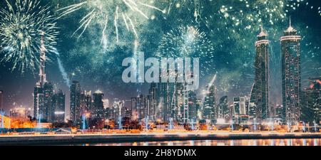 Fuochi d'artificio durante le celebrazioni di Capodanno a Dubai negli Emirati Arabi Uniti Foto Stock
