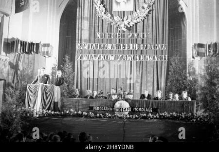 Warszawa, 1946.08.12. Teatr Roma, wyst¹pienie Louisa Saillanta, sekretarza Œwiatowej Federacji Zwi¹zków Zawodowych na spotkaniu z robotnikami stolicy. Saillant goœci³ z 6-dniow¹ wizyt¹ w Polsce (7-13 sierpnia). ps/dl PAP/Jerzy Baranowski Varsavia, 12 agosto 1946. Il Teatro Roma. Un discorso tenuto da Louis Saillant, segretario della Federazione del sindacato mondiale in un incontro con i lavoratori di Varsavia. Saillant ha fatto una visita di sei giorni in Polonia (tra il 7 e il 13 agosto). ps/gr PAP/Jerzy Baranowski Foto Stock