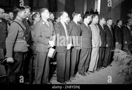 Warszawa, 1946.08.12. Teatr Roma, pi¹ty d lewej: Louis Saillant, sekretarz Œwiatowej Federacji Zwi¹zków Zawodowych na spotkaniu z robotnikami stolicy. Saillant goœci³ z 6-dniow¹ wizyt¹ w Polsce (7-13 sierpnia). ps/dl PAP/Jerzy Baranowski Varsavia, 12 agosto 1946. Il Teatro Roma. 5° da sinistra: Louis Saillant, segretario della Federazione del sindacato mondiale in un incontro con i lavoratori di Varsavia. Saillant ha fatto una visita di sei giorni in Polonia (tra il 7 e il 13 agosto). ps/gr PAP/Jerzy Baranowski Foto Stock