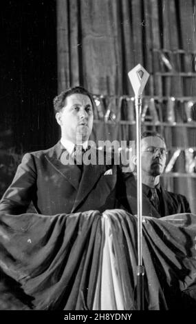 Warszawa, 1946.08.12. Teatr Roma, wyst¹pienie Louisa Saillanta, sekretarza Œwiatowej Federacji Zwi¹zków Zawodowych na spotkaniu z robotnikami stolicy. Saillant goœci³ z 6-dniow¹ wizyt¹ w Polsce (7-13 sierpnia). ps/dl PAP/Jerzy Baranowski Varsavia, 12 agosto 1946. Il Teatro Roma. Un discorso tenuto da Louis Saillant, segretario della Federazione del sindacato mondiale in un incontro con i lavoratori di Varsavia. Saillant ha fatto una visita di sei giorni in Polonia (tra il 7 e il 13 agosto). ps/gr PAP/Jerzy Baranowski Foto Stock