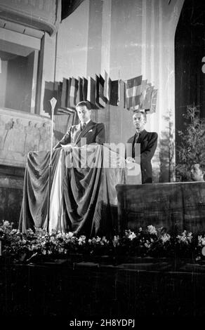 Warszawa, 1946.08.12. Teatr Roma, wyst¹pienie Louisa Saillanta, sekretarza Œwiatowej Federacji Zwi¹zków Zawodowych na spotkaniu z robotnikami stolicy. Saillant goœci³ z 6-dniow¹ wizyt¹ w Polsce (7-13 sierpnia). ps/dl PAP/Jerzy Baranowski Varsavia, 12 agosto 1946. Il Teatro Roma. Un discorso tenuto da Louis Saillant, segretario della Federazione del sindacato mondiale in un incontro con i lavoratori di Varsavia. Saillant ha fatto una visita di sei giorni in Polonia (tra il 7 e il 13 agosto). ps/gr PAP/Jerzy Baranowski Foto Stock