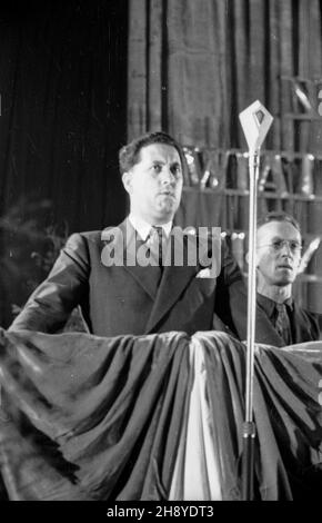 Warszawa, 1946-08-12. Teatr Roma, Louis Saillant, sekretarz Œwiatowej Federacji Zwi¹zków Zawodowych na spotkaniu z robotnikami stolicy. Saillant goœci³ z 6-dniow¹ wizyt¹ w Polsce (7-13 sierpnia). ps/gr PAP/Jerzy Baranowski Varsavia, 12 agosto 1946. Il Teatro Roma. Un discorso tenuto da Louis Saillant, segretario della Federazione del sindacato mondiale in un incontro con i lavoratori di Varsavia. Saillant ha fatto una visita di sei giorni in Polonia (tra il 7 e il 13 agosto). ps/gr PAP/Jerzy Baranowski Foto Stock