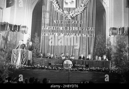 Warszawa, 1946-08-12. Teatr Roma, Louis Saillant, sekretarz Œwiatowej Federacji Zwi¹zków Zawodowych na spotkaniu z robotnikami stolicy. Saillant goœci³ z 6-dniow¹ wizyt¹ w Polsce (7-13 sierpnia). ps/gr PAP/Jerzy Baranowski Varsavia, 12 agosto 1946. Il Teatro Roma, Louis Saillant, segretario della Federazione sindacale mondiale, in un incontro con i lavoratori di Varsavia. Saillant ha fatto una visita di sei giorni in Polonia (tra il 7 e il 13 agosto). ps/gr PAP/Jerzy Baranowski Foto Stock