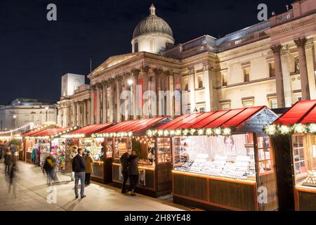 Trafalgar Square, Londra UK, 02 dicembre 2021. Mercatino di Natale a Trafalgar Square , è decorato e celebrato con una colata norvegese, un albero di Natale illuminato, si erge a 24 metri di altezza, di fronte alla galleria nazionale, accanto alle fontane d'acqua e il mercato di Natale. Le luci dell'albero di Natale si accendono in una cerimonia tradizionale questa sera. Ogni anno un albero di Natale è un dono del popolo norvegese al popolo britannico come segno di gratitudine per aver sostenuto il paese nordico durante la seconda guerra mondiale dal 1947. Credit: Xiu Bao/Alamy Live News Foto Stock