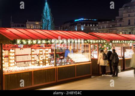 Trafalgar Square, Londra UK, 02 dicembre 2021. Mercatino di Natale a Trafalgar Square , è decorato e celebrato con una colata norvegese, un albero di Natale illuminato, si erge a 24 metri di altezza, di fronte alla galleria nazionale, accanto alle fontane d'acqua e il mercato di Natale. Le luci dell'albero di Natale si accendono in una cerimonia tradizionale questa sera. Ogni anno un albero di Natale è un dono del popolo norvegese al popolo britannico come segno di gratitudine per aver sostenuto il paese nordico durante la seconda guerra mondiale dal 1947. Credit: Xiu Bao/Alamy Live News Foto Stock