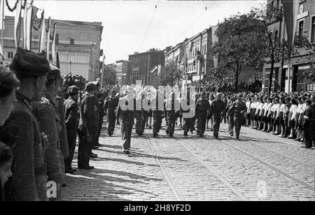 Bydgoszcz, 1946-09-01. Uroczystoœciom dnia œwiêta Lonnictha Polskiego towarzyszy³o zamkniêcie obchodów 600 lecia istnienia Bydgoszczy. Odby³a siê m.in. defilada wojskowa i pochód. NZ. m³odzie¿ z Powszechnej Organizacji S³u¿ba Polsce w pochodzie. mw PAP Bydgoszcz, 1 settembre 1946. Le cerimonie che hanno segnato la Giornata dell'Aviazione hanno coinciso con una cerimonia che ha celebrato i festeggiamenti del 600° anniversario della città. Il salone d'aria ha attirato circa 100,00 persone. Sono state organizzate una sfilata militare e una marcia di civili. Nella foto: Giovani del Servizio alla Polonia (SP) organizzazione di massa nella sfilata. mw PAP Foto Stock