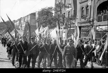 Bydgoszcz, 1946-09-01. Uroczystoœciom dnia œwiêta Lonnictha Polskiego towarzyszy³o zamkniêcie obchodów 600 lecia istnienia Bydgoszczy. Odby³a siê m.in. defilada wojskowa i pochód. NZ. Uzestnicy pochodu. mw PAP Bydgoszcz, 1 settembre 1946. Le cerimonie che hanno segnato la Giornata dell'Aviazione hanno coinciso con una cerimonia che ha celebrato i festeggiamenti del 600° anniversario della città. Il salone d'aria ha attirato circa 100,00 persone. Sono state organizzate una sfilata militare e una marcia di civili. Nella foto: Partecipanti al mese di marzo. mw PAP Foto Stock