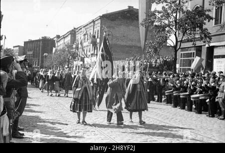 Bydgoszcz, 1946-09-01. Uroczystoœciom dnia œwiêta Lonnictha Polskiego towarzyszy³o zamkniêcie obchodów 600 lecia istnienia Bydgoszczy. Odby³a siê m.in. defilada wojskowa i pochód. NZ. Uczestnicy pochodu w strojach regionalnych. mw PAP Bydgoszcz, 1 settembre 1946. Le cerimonie che hanno segnato la Giornata dell'Aviazione hanno coinciso con una cerimonia che ha celebrato i festeggiamenti del 600° anniversario della città. Il salone d'aria ha attirato circa 100,00 persone. Sono state organizzate una sfilata militare e una marcia di civili. Nella foto: Partecipanti alla marcia in costumi regionali. mw PAP Foto Stock