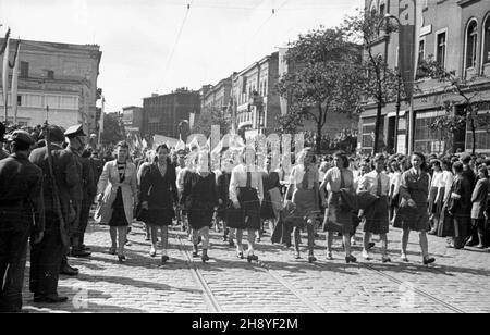 Bydgoszcz, 1946-09-01. Uroczystoœciom dnia œwiêta Lonnictha Polskiego towarzyszy³o zamkniêcie obchodów 600 lecia istnienia Bydgoszczy. Odby³a siê m.in. defilada wojskowa i pochód. NZ. Uzestnicy pochodu. mw PAP Bydgoszcz, 1 settembre 1946. Le cerimonie che hanno segnato la Giornata dell'Aviazione hanno coinciso con una cerimonia che ha celebrato i festeggiamenti del 600° anniversario della città. Il salone d'aria ha attirato circa 100,00 persone. Nella foto: Sono state organizzate una sfilata militare e una marcia di civili. Foto partecipanti al mese di marzo. mw PAP Bydgoszcz, 1 settembre 1946. Le cerimonie che segnano il giorno di Aviazione hanno coinciso con un Foto Stock