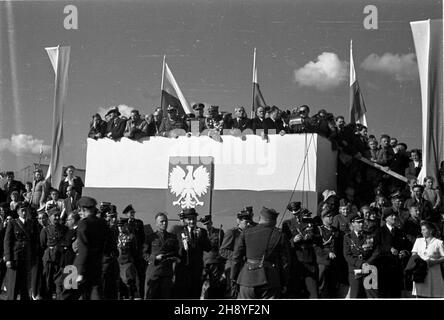 Bydgoszcz, 1946-09-01. Uroczystoœciom dnia œwiêta Lonnictha Polskiego towarzyszy³o zamkniêcie obchodów 600 lecia istnienia Bydgoszczy. Pokazy lotnicze zgromadzi³y ok. 100 tys. widzów. NZ. Na trybunie honorowej obserwuj¹ samolotowe ewolucje m.in.: ministro lasów Stanis³aw Tkaczow (2L), ministro informacji i propagandy Stefan Matuszewski (3L), marsza³ek Micha³ Rola-¯ymierski (5L). mw PAP Bydgoszcz, 1 settembre 1946. Le cerimonie che hanno segnato la Giornata dell'Aviazione hanno coinciso con una cerimonia che ha celebrato i festeggiamenti del 600° anniversario della città. Il salone d'aria ha attirato circa 100,00 persone. Nella figura: Antenna A. Foto Stock