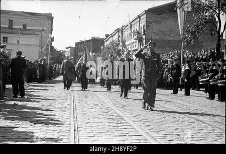 Bydgoszcz, 1946-09-01. Uroczystoœciom dnia œwiêta Lonnictha Polskiego towarzyszy³o zamkniêcie obchodów 600 lecia istnienia Bydgoszczy. Odby³a siê m.in. defilada wojskowa i pochód. NZ. Uczestnicy pochodu przed trybun¹ honorow¹. mw PAP Bydgoszcz, 1 settembre 1946. Le cerimonie che hanno segnato la Giornata dell'Aviazione hanno coinciso con una cerimonia che ha celebrato i festeggiamenti del 600° anniversario della città. Il salone d'aria ha attirato circa 100,00 persone. Sono state organizzate una sfilata militare e una marcia di civili. Nella foto: I partecipanti nel mese di marzo passano accanto al box. mw PAP Foto Stock