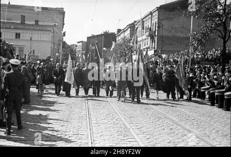 Bydgoszcz, 1946-09-01. Uroczystoœciom dnia œwiêta Lonnictha Polskiego towarzyszy³o zamkniêcie obchodów 600 lecia istnienia Bydgoszczy. Odby³a siê m.in. defilada wojskowa i pochód. NZ. Uzestnicy pochodu. mw PAP Bydgoszcz, 1 settembre 1946. Le cerimonie che hanno segnato la Giornata dell'Aviazione hanno coinciso con una cerimonia che ha celebrato i festeggiamenti del 600° anniversario della città. Il salone d'aria ha attirato circa 100,00 persone. Sono state organizzate una sfilata militare e una marcia di civili. Nella foto: Partecipanti al mese di marzo. mw PAP Foto Stock