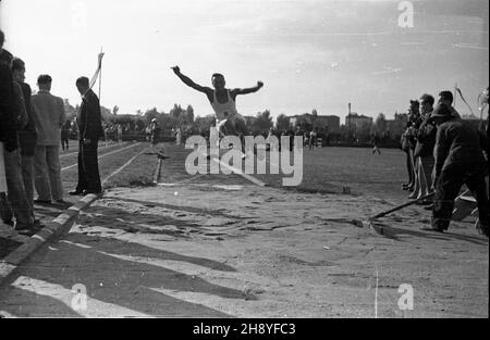 Kraków, 1946-09-07. II Mistrzostwa Polski w Lekkkoatletyce na Stadionie Miejskim w Krakowie w dniach 7-8 wrzeœnia 1946 r. NZ. skok w dal. AS PAP/Jerzy Baranowski Cracow, 7 settembre 1946. 2° Campionato di atletica polacca al Municipal Stasium di Cracovia, tenutosi il 7-8 settembre 1946. Nella foto: Salto lungo. Come PAP/Jerzy Baranowski Foto Stock