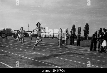 Kraków, 1946-09-07. II Mistrzostwa Polski w Lekkkoatletyce na Stadionie Miejskim w Krakowie w dniach 7-8 wrzeœnia 1946 r. NZ. Zawodniczka WKS (Wojskowy Klub Sportowy) Legia Stanis³awa Walasiewiczówna podczas biegu na 100 m pañ. Come PAP/Jerzy Baranowski Cracow, 7 settembre 1946. 2° Campionato di atletica polacca al Municipal Stasium di Cracovia, tenutosi il 7-8 settembre 1946. Nella foto: Stanislawa Walasiewiczowna di WKS (Military Sports Club) Legia durante lo sprint femminile di 100 metri. Come PAP/Jerzy Baranowski Foto Stock