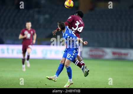 OLA Aina del Torino FC e Petar Stojanovic dell'Empoli FC combattono per la palla durante la Serie A match tra Torino FC ed Empoli FC allo Stadio Olimpico il 2 dicembre 2021 a Torino. Foto Stock