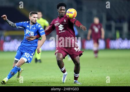 OLA Aina del Torino FC e Petar Stojanovic dell'Empoli FC combattono per la palla durante la Serie A match tra Torino FC ed Empoli FC allo Stadio Olimpico il 2 dicembre 2021 a Torino. Foto Stock