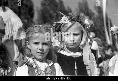 Opole, 1946-09-16. Ogólnopolskie uroczystoœci do¿ynkowe. NZ. Dziewczynki w strojach ludowych. po/ms PAP/Jerzy Baranowski Opole, 16 settembre 1946. Feste nazionali del raccolto. Foto: Ragazze in costumi regionali. po/ms PAP/Jerzy Baranowski Foto Stock