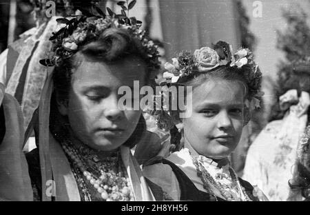 Opole, 1946-09-16. Ogólnopolskie uroczystoœci do¿ynkowe. NZ. Dziewczynki w strojach ludowych. po/ms PAP/Jerzy Baranowski Opole, 16 settembre 1946. Feste nazionali del raccolto. Foto: Ragazze in costumi regionali. po/ms PAP/Jerzy Baranowski Foto Stock