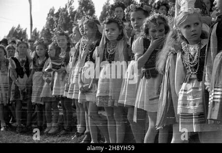 Opole, 1946-09-16. Ogólnopolskie uroczystoœci do¿ynkowe. NZ. Dziewczynki w strojach ludowych. po/ms PAP/Jerzy Baranowski Opole, 16 settembre 1946. Feste nazionali del raccolto. Foto: Ragazze in costumi regionali. po/ms PAP/Jerzy Baranowski Foto Stock