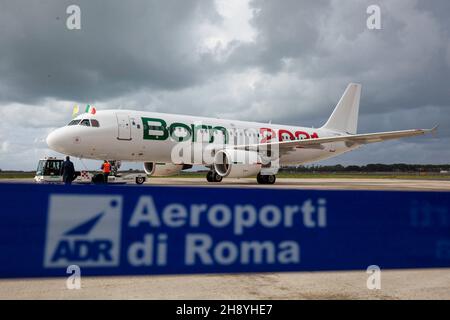 Il velivolo della nuova compagnia aerea italiana 'ITA Airways' riporta la scritta sulla fusoliera con le parole 'nato nel 2021' durante l'evento. Papa Francesco partì per il viaggio Apostolico a Cipro e in Grecia dall'Aeroporto Internazionale Leonardo da Vinci di Fiumicino, Roma. Papa Francesco vola per la prima volta con la nuova compagnia aerea italiana “ITA Airways”, l’aereo mette in mostra la livrea della nuova compagnia che reca l’iscrizione sulla fusoliera con le parole “nato nel 2021” per celebrare l’inizio delle operazioni di volo, che si sono svolte il 15 ottobre 2021. Foto Stock