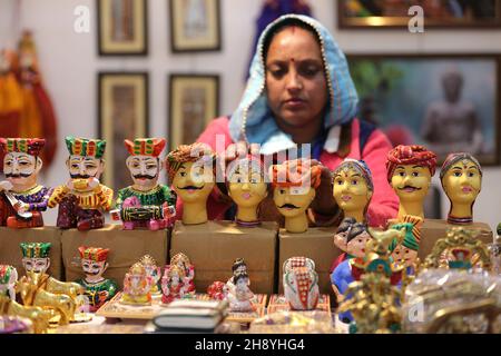 Amritsar, India. 2 Dic 2021. Un espositore espone i prodotti durante il Punjab International Trade Expo (PITEX) ad Amritsar, il 2 dicembre 2021, nello stato settentrionale dell'India, il Punjab. I commercianti internazionali partecipano al PITEX 2021 qui dal 2 dicembre al 6 dicembre. Credit: Str/Xinhua/Alamy Live News Foto Stock