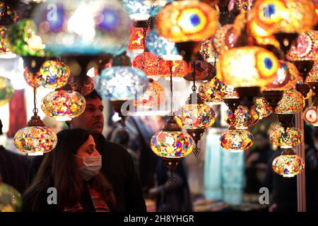 Amritsar, India. 2 Dic 2021. La gente acquista luci decorative dalla Turchia durante il Punjab International Trade Expo (PITEX) ad Amritsar, stato settentrionale dell'India, Punjab, il 2 dicembre 2021. I commercianti internazionali partecipano al PITEX 2021 qui dal 2 dicembre al 6 dicembre. Credit: Str/Xinhua/Alamy Live News Foto Stock
