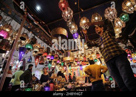 Amritsar, India. 2 Dic 2021. Un espositore mostra luci decorative durante il Punjab International Trade Expo (PITEX) ad Amritsar, stato settentrionale dell'India, Punjab, il 2 dicembre 2021. I commercianti internazionali partecipano al PITEX 2021 qui dal 2 dicembre al 6 dicembre. Credit: Str/Xinhua/Alamy Live News Foto Stock