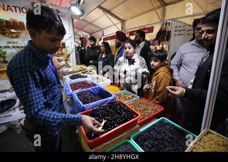 Amritsar, India. 2 Dic 2021. La gente acquista frutta secca dall'Afghanistan durante il Punjab International Trade Expo (PITEX) ad Amritsar, stato settentrionale dell'India, Punjab, il 2 dicembre 2021. I commercianti internazionali partecipano al PITEX 2021 qui dal 2 dicembre al 6 dicembre. Credit: Str/Xinhua/Alamy Live News Foto Stock