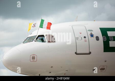 Il velivolo della nuova compagnia aerea italiana 'ITA Airways' riporta la scritta sulla fusoliera con le parole 'nato nel 2021' durante l'evento. Papa Francesco partì per il viaggio Apostolico a Cipro e in Grecia dall'Aeroporto Internazionale Leonardo da Vinci di Fiumicino, Roma. Papa Francesco vola per la prima volta con la nuova compagnia aerea italiana “ITA Airways”, l’aereo mette in mostra la livrea della nuova compagnia che reca l’iscrizione sulla fusoliera con le parole “nato nel 2021” per celebrare l’inizio delle operazioni di volo, che si sono svolte il 15 ottobre 2021. (Foto di Stefano Costantino/SOPA Images/si Foto Stock