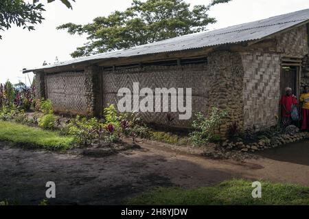 Papua Nuova Guinea; Goroka; la Stazione Missionaria Cattolica di Namta (Mefenga) guidata dai Missionari della Sacra Famiglia; cappella filiale nel cespuglio Foto Stock