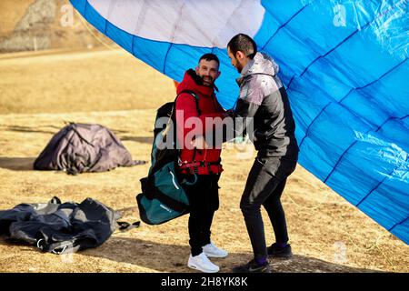 georgia - 23 novembre 2021: Parapendio che si prepara a volare da un alto Foto Stock