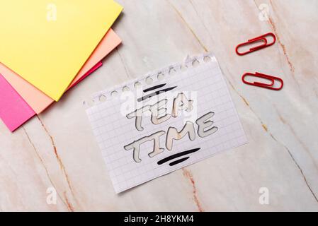Visualizzazione concettuale del tempo del tè. Business Approach il tempo nel pomeriggio, quando alcuni mostrano mangiare un piccolo pasto nuove idee fresco concetto creativo Foto Stock