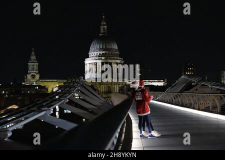 Londra, Regno Unito, 2 dicembre 2021, centinaia di escursionisti, Gli utenti in sedia a rotelle e i corridori hanno partecipato all'evento festivo 'Santa in the City' 5K. I partecipanti che hanno donato Santa Suits e Beards hanno seguito un percorso intorno alla Southbank e alla City di Londra - alcuni erano in squadre in esecuzione per il Maggies Centre, la Royal Marsden Cancer Charity, Single Homeless Project e molte altre cause. Credit: Undicesima ora Fotografia/Alamy Live News Foto Stock