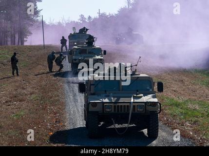 Gli studenti ostili dell'aviazione militare statunitense si impegnano con le forze ostili durante un esercizio di formazione sul campo presso la Joint base McGuire-Dix-Lakehurst, New Jersey, 19 novembre 2021. FCH è un corso pre-dispiegamento diretto dal 421st Combat Training Squadron, che insegna abilità di combattimento di base a oltre 5,000 forze aeree degli Stati Uniti, Joint e personale della NATO ogni anno. (STATI UNITI Air Force foto di Senior Airman Bryan Guthrie) Foto Stock