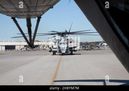 Un CH-53E Super Stallion con Marine Heavy Helicopter Squadron (HMH) 464 taxi lungo la pista alla Marine Corps Air Station New River, North Carolina, 30 novembre 2021. Marines con HMH-464 ha viaggiato da Carolina del Nord alla Florida per aumentare la competenza nelle operazioni litoranee sostenute dalle basi avanzate di espedizionary. HMH-464 è un'unità subordinata della seconda Ala di velivolo marino, l'elemento di combattimento di aviazione della II forza di spedizione marina. (STATI UNITI Foto del corpo marino di Lance CPL. Christopher Hernandez) Foto Stock