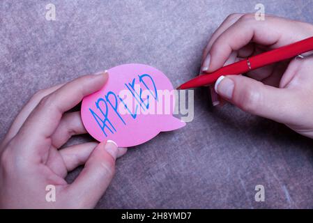 Visualizzazione concettuale applicata. Panoramica aziendale messa a uso pratico invece di essere teoricamente applicabile scrittura Note importanti disegno nuovo Foto Stock