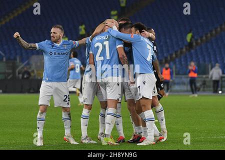 Roma, Italia, 2 dicembre 2021 i giocatori laziali si esaltano dopo aver segnato il traguardo 3-3 nel 56° minuto al Lazio vs Udinese Serie A League Credit:Roberto Ramaccia/Alamy Live News Foto Stock