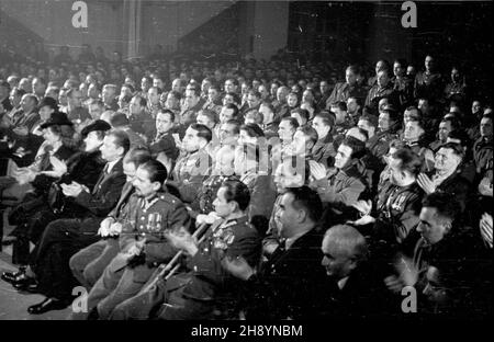 Warszawa, 1946-10-12. Zjazd ¿o³nierzy i weteranów Dywizji Koœciuszkowskiej. po/gr PAP/Jerzy Baranowski Varsavia, 12 ottobre 1946. Incontro di soldati e veterani della Divisione Kosciuszko. po/gr PAP/Jerzy Baranowski Foto Stock