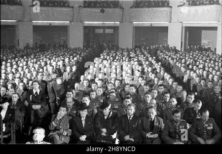 Warszawa, 1946-10-12. Zjazd ¿o³nierzy i weteranów Dywizji Koœciuszkowskiej. po/gr PAP/Jerzy Baranowski Varsavia, 12 ottobre 1946. Incontro di soldati e veterani della Divisione Kosciuszko. po/gr PAP/Jerzy Baranowski Foto Stock