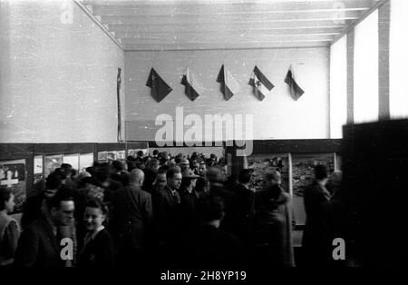 Warszawa, 1946-10-17. Muzeum Narodowe, otwarcie wystawy pt. Czechos³owacja 1939/1945. po/gr PAP/Stanis³aw D¹browiecki Varsavia, 17 ottobre 1946. Museo Nazionale, apertura di una mostra dal titolo Cecoslovacchia 1939/1945. po/gr PAP/Stanislaw Dabrowiecki Foto Stock