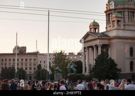 Immagine di una folla di manifestanti davanti al parlamento serbo a Belgrado, in Serbia, nel luglio 2020, che protestano contro il regime di Aleksandar Vucic e t Foto Stock