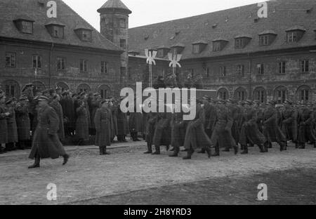 Rembertów, 1946-11. Zakoñczenie pierwszego po wojnie rocznego kursu zorganisowanego przez Centrum Wyszkolenia Piechoty w Rembertowie. S³uchaczami kursu byli zarówno oficerowie frontowi byli partyzanci Armii Ludowej i Armii Krajowej, jak i oficerowie przedwojenni, którzy po kampanii wrzeœniowej dogali siê do niewoli i wojnê przebyli w obozie. W uroczystoœci wzi¹³ udzia³ Szef Sztabu Generalnego Ludowego Wojska Polskiego genera³ broni W³adys³aw Korczyc. defilada absolwentów. Come PAP/Stanis³aw D¹browiecki Dok³adny dzieñ wydarzenia nieustalony. Rembertow, novembre 1946. La conclusione di Foto Stock