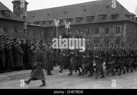 Rembertów, 1946-11. Zakoñczenie pierwszego po wojnie rocznego kursu zorganisowanego przez Centrum Wyszkolenia Piechoty w Rembertowie. S³uchaczami kursu byli zarówno oficerowie frontowi byli partyzanci Armii Ludowej i Armii Krajowej, jak i oficerowie przedwojenni, którzy po kampanii wrzeœniowej dogali siê do niewoli i wojnê przebyli w obozie. W uroczystoœci wzi¹³ udzia³ Szef Sztabu Generalnego Ludowego Wojska Polskiego genera³ broni W³adys³aw Korczyc. defilada absolwentów. Come PAP/Stanis³aw D¹browiecki Dok³adny dzieñ wydarzenia nieustalony. Rembertow, novembre 1946. La conclusione di Foto Stock