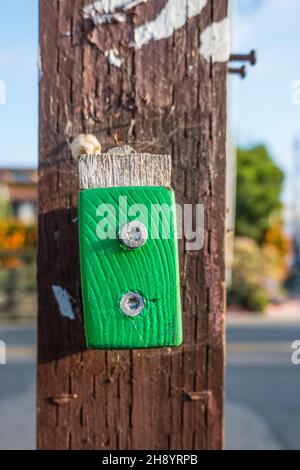 Un collage pubblico su un palo telefonico nella Funk zone di Santa Barbara, California. Foto Stock