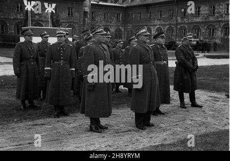 Rembertów, 1946-11. Zakoñczenie pierwszego po wojnie rocznego kursu zorganisowanego przez Centrum Wyszkolenia Piechoty w Rembertowie. S³uchaczami kursu byli: Oficerowie frontowi, byli partyzanci Armii Ludowej i Armii Krajowej, oficerowie przedwojenni, którzy po kampanii wrzeœniowej dosali siê do niewoli i wojnê przebyli w obozie. L uroczystoœci udzia³ wziêli m.in. (w pierwszym rzêdzie): Szef Sztabu Generalnego Ludowego Wojska Polskiego genera³ broni W³adys³aw Korczyc (2L), radziecki pu³kownik Litwinow (2P). Come PAP/Stanis³aw D¹browiecki Dok³adny dzieñ wydarzenia nieustalony. Rembertow Foto Stock