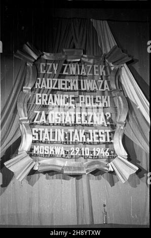 Warszawa, 1946-11-07. Uroczysta akademia w sali teatru Roma (ul. Nowogrodzka 49) z okazji Œwiêta Pañstwowego Narodów ZSRR upamiêtniaj¹cego 29 rocznicê Wielkiej Rewolucji PaŸdziernikowej (25 paŸdziernika 1917 r.). Dekoracja nad prezydium cytuj¹ca wypowiedŸ Stalina o utrzymaniu granicy zachodniej RP na terenach Ziem Odzyskanych: Czy Zwi¹zek Radziecki uwa¿a granicê polski za ostateczn¹? Stalin: Tak jest. Moskwa 29.10.1946 r. uu PAP/Jerzy Baranowski Varsavia, 7 novembre 1946. Un'accademia di gala in relazione all'anniversario di Stato delle Nazioni dell'Unione delle Repubbliche socialiste sovietiche markin Foto Stock