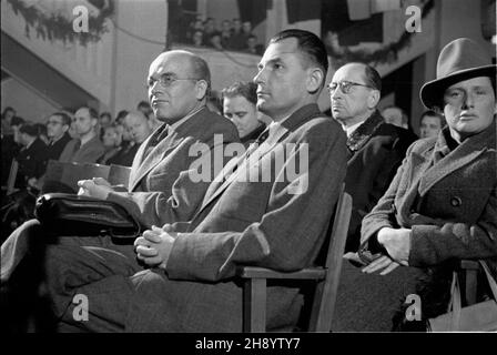 Warszawa, 1946-11-07. Uroczysta akademia w sali teatru Roma (ul. Nowogrodzka 49) z okazji Œwiêta Pañstwowego Narodów ZSRR upamiêtniaj¹cego 29 rocznicê Wielkiej Rewolucji PaŸdziernikowej (25 paŸdziernika 1917 r.). w pierwszym rzêdzie od lewej W³adys³aw Gomu³ka wiceprezes Rady Ministrów, ministro Ziem Odzyskanych i Stanis³aw Radkiewicz ministro bezpieczeñstwa publicznego. Z ty³u W³adys³aw Kiernik (2P) Ministro amministracji publicznej. uu PAP/Jerzy Baranowski Varsavia, 7 novembre 1946. Un'accademia di gala in relazione all'anniversario di Stato delle Nazioni dell'Unione del Repu Socialista sovietico Foto Stock