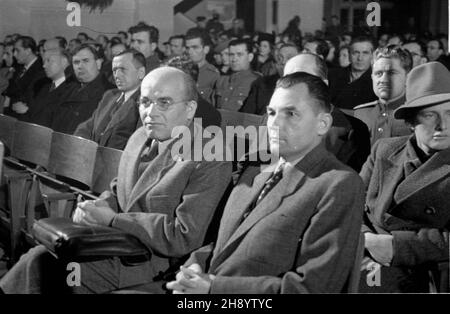 Warszawa, 1946-11-07. Uroczysta akademia w sali teatru Roma (ul. Nowogrodzka 49) z okazji Œwiêta Pañstwowego Narodów ZSRR upamiêtniaj¹cego 29 rocznicê Wielkiej Rewolucji PaŸdziernikowej (25 paŸdziernika 1917 r.). w pierwszym rzêdzie od lewej W³adys³aw Gomu³ka wiceprezes Rady Ministrów, ministro Ziem Odzyskanych i Stanis³aw Radkiewicz ministro bezpieczeñstwa publicznego. uu PAP/Jerzy Baranowski Varsavia, 7 novembre 1946. Un'accademia di gala in relazione all'anniversario di Stato delle Nazioni dell'Unione delle Repubbliche socialiste sovietiche che segna il 29° anniversario della Grande rivoluzione di ottobre Foto Stock