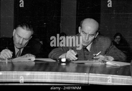 Warszawa, 1946-11-13. Wspólne posiedzenie w Belwederze prezydium Krajowej Rady Narodowej i Rady Ministrów, na którym uchwalono i zatwierdzono Dekret o Daninie Narodowej na zagospodarowanie Ziem Odzyskanych. NZ. Wac³aw Barcikowski (L) - wiceprezydent Krajowej Rady Narodowej i W³adys³aw Gomu³ka - wiceprezes Rady Ministrów Preto Ziem Odzyskanych. Come PAP/Jerzy Baranowski Varsavia, 13 novembre 1946. Una riunione congiunta del Consiglio Nazionale Polacco e del Consiglio dei Ministri presso il Palazzo Belvedere che ha approvato il Decreto sul dovere Nazionale per lo sviluppo dei territori riconquistati. P Foto Stock