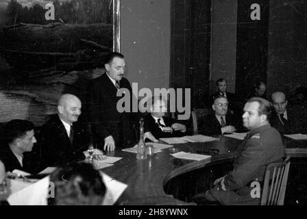 Warszawa, 1946-11-13. Wspólne posiedzenie w Belwederze prezydium Krajowej Rady Narodowej i Rady Ministrów, na którym uchwalono i zatwierdzono Dekret o Daninie Narodowej na zagospodarowanie Ziem Odzyskanych. pprzy stole, od lewej: cz³onek Biura Politycznego Komitetu Centralnego Polskiej Partii Robotniczej i cz³onek prezydiu Krajowej Rady Narodowej Roman Zambrowski, wiceprezydent Krajowej Rady Narodowej Stanis³aw Walbej Osóbka Boles³aw-Wac³aw Rowerj marsza³ek Micha³¯sto³u Foto Stock